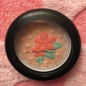 MAC cosmetics In For A Treat pearlmatte powder